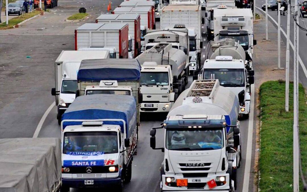 El sindicato de camioneros de Santa Fe reiteró el pedido de recomposición salarial y amenaza con un paro de transportistas