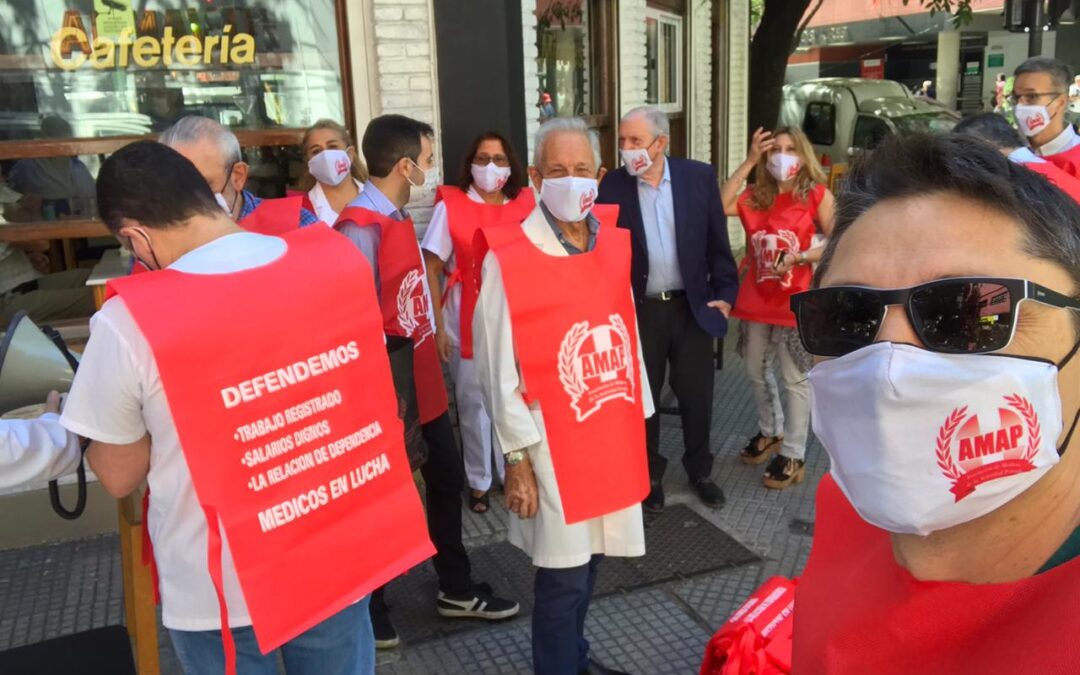 Médicos privados denuncian bajos honorarios y una salida de profesionales