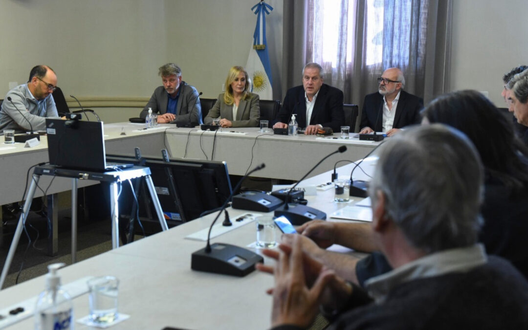 Gremios docentes evalúan oferta del gobierno para llevar el piso salarial a $70mil