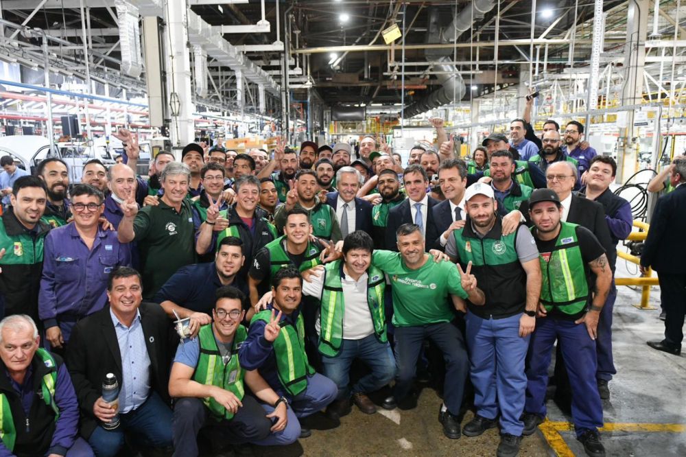 Rodeado de trabajadores del SMATA, Massa también marcó su apuesta por el crecimiento de la industria automotriz