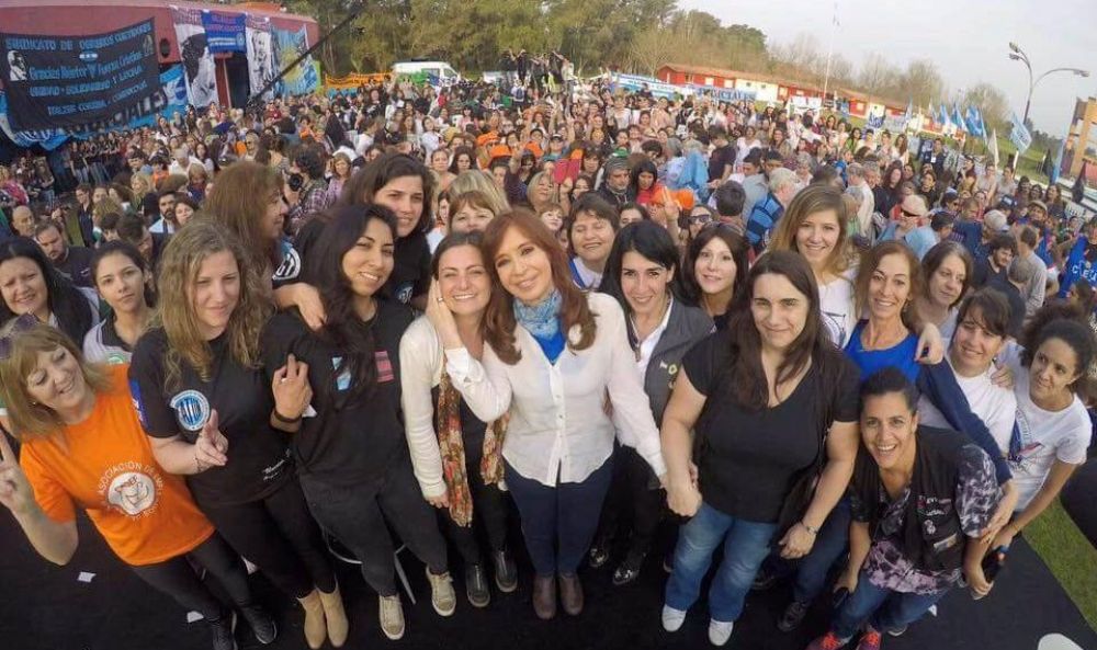 Mujeres trabajadoras preparan asambleas en las plazas de tribunales de todo el país en defensa de la democracia y en apoyo a CFK