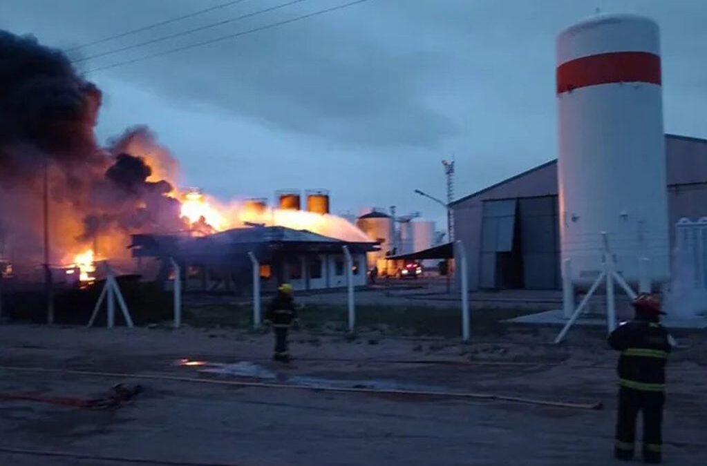 Tras la explosión en la refinería de Neuquén que dejó 3 operarios muertos, mejorarán las condiciones de seguridad laboral en el sector petrolero