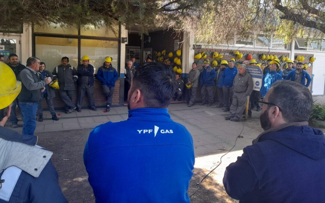 La Federación de Petroleros paraliza empresas de gas licuado por paritarias