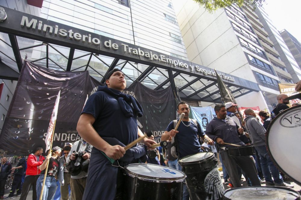Onda expansiva del conflicto del neumático a toda la industria automotriz: Ford detuvo su producción y otras terminales declaran falta de stock