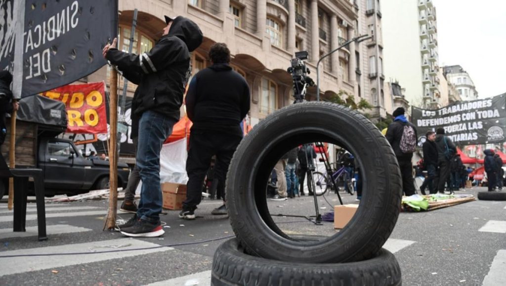 CRISIS DEL NEUMÁTICO: EL GOBIERNO PIDIÓ «SENSATEZ» A EMPRESAS Y AL SUTNA, MIENTRAS TOYOTA DEBIÓ PARAR SU PLANTA