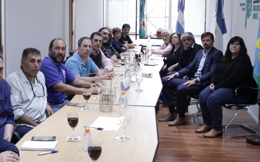 El gobierno de Kicillof abre diálogo con gremios para definir las subas salariales del último trimestre