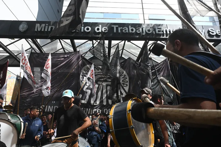 #GuerraDelNeumático Mientras el conflicto amenaza con convertirse en un tema regional y Toyota vuelve a parar la producción, naufragó otra audiencia paritaria del SUTNA