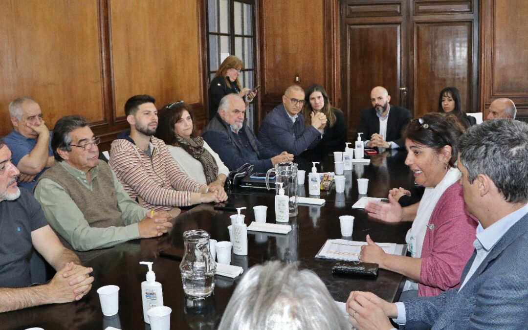 Estatales nacionales acuerdan adelantar aumentos y un bono de $30.000