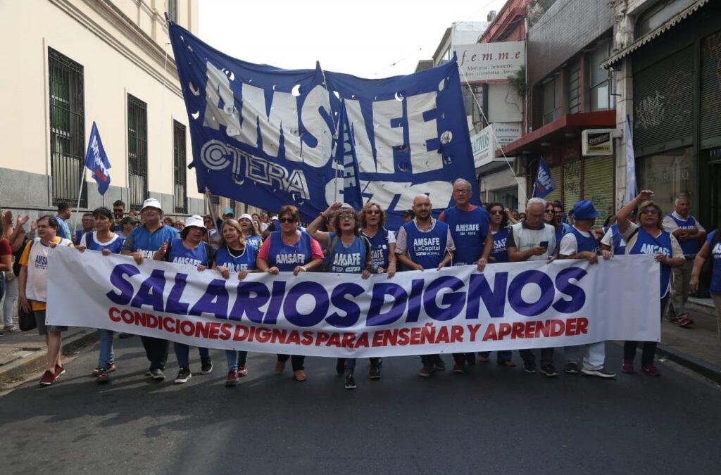 En medio de las críticas por los descuentos a los docentes en huelga, el Gobierno de Santa Fe recibirá mañana a Amsafé