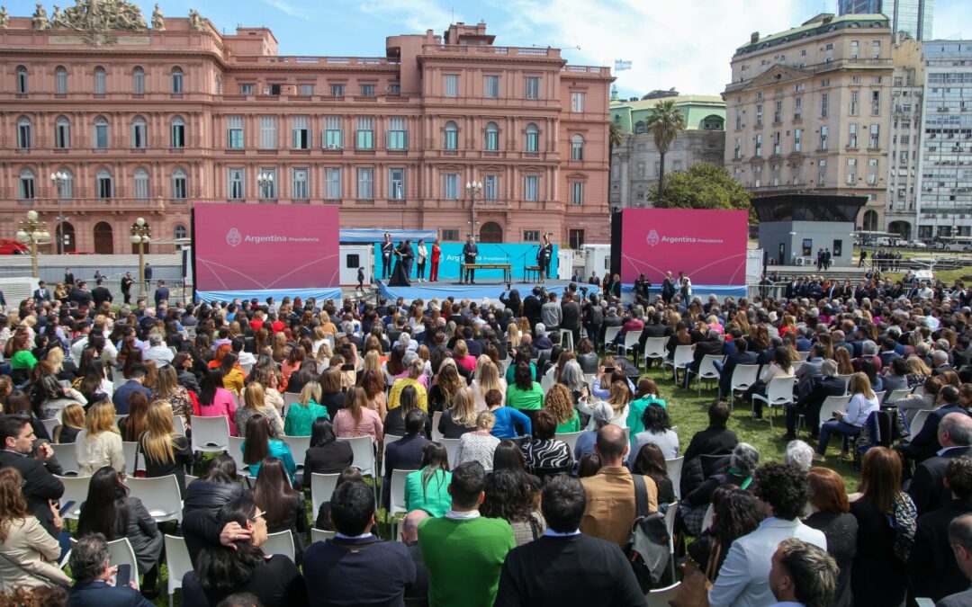 El Presidente le tomó juramento a las tres nuevas ministras y celebró la presencia del triunvirato cegestista: «Todos unidos porque la Argentina lo necesita»