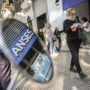 Largas filas en las sedes de la Anses para cobrar el bono de refuerzo alimentario