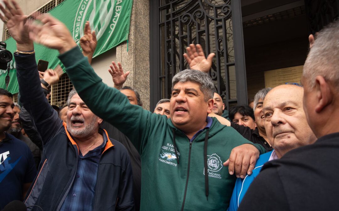 Tras reunirse con Olmos, Moyano afronta otro round paritario con la advertencia de un paro total