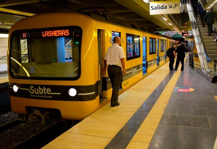 Gremio del subte protestó en la estación Retiro por falta de personal y desmintió a la empresa Emova que atribuyó demoras en la línea B «por una medida de fuerza»