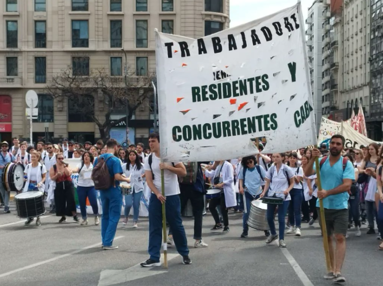 Larreta amedrenta con infantería a médicos residentes que llevan más de un mes en reclamo por salarios y condiciones laborales