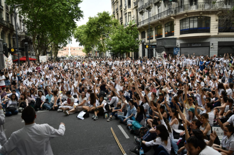 Salud en crisis: médicos residentes porteños y personal del Garrahan y del Posadas marcharon juntos al Congreso y mantienen las protestas por tiempo indeterminado