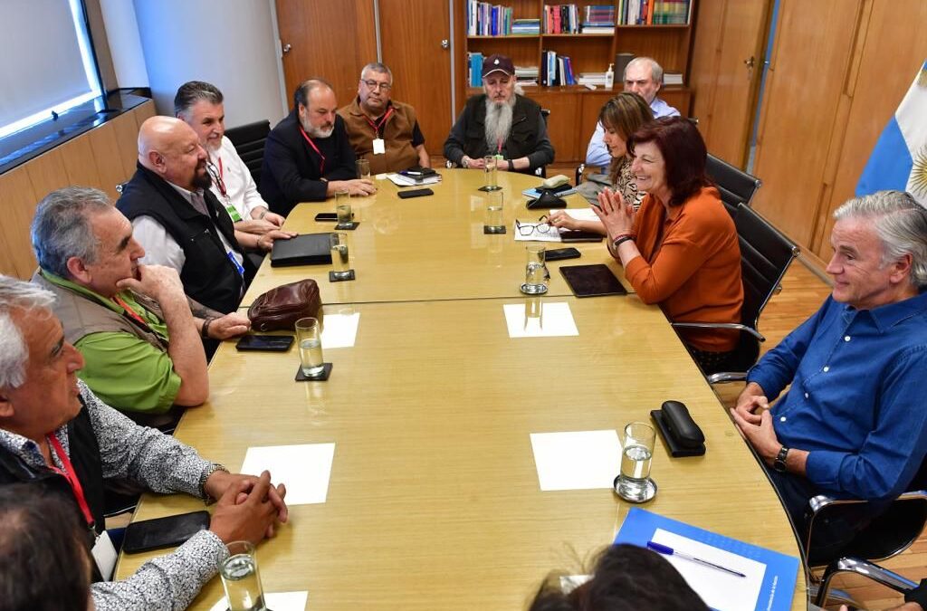 Tras el paro en los puertos, Olmos recibió a la Federación de la actividad que se llevó promesas de respuestas pero no levantó el estado de alerta y movilización