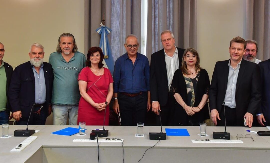 Fijan aumento salarial del 82% y bono de $22.000 para no docentes de universidades nacionales