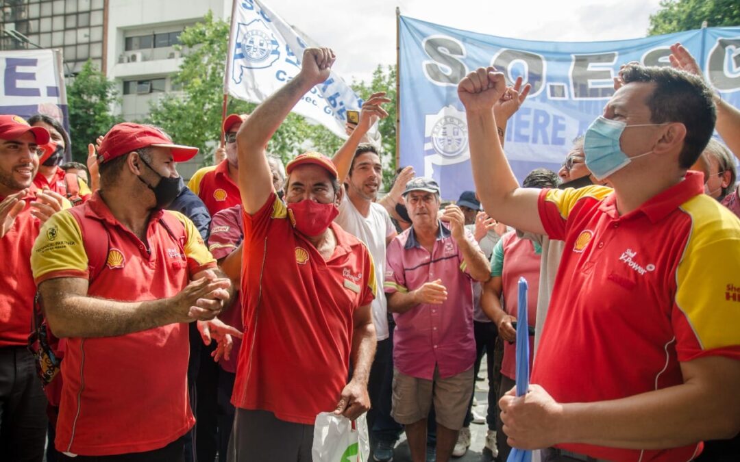 Trabajadores de estaciones de servicio lograron llegar al 99% de aumento salarial