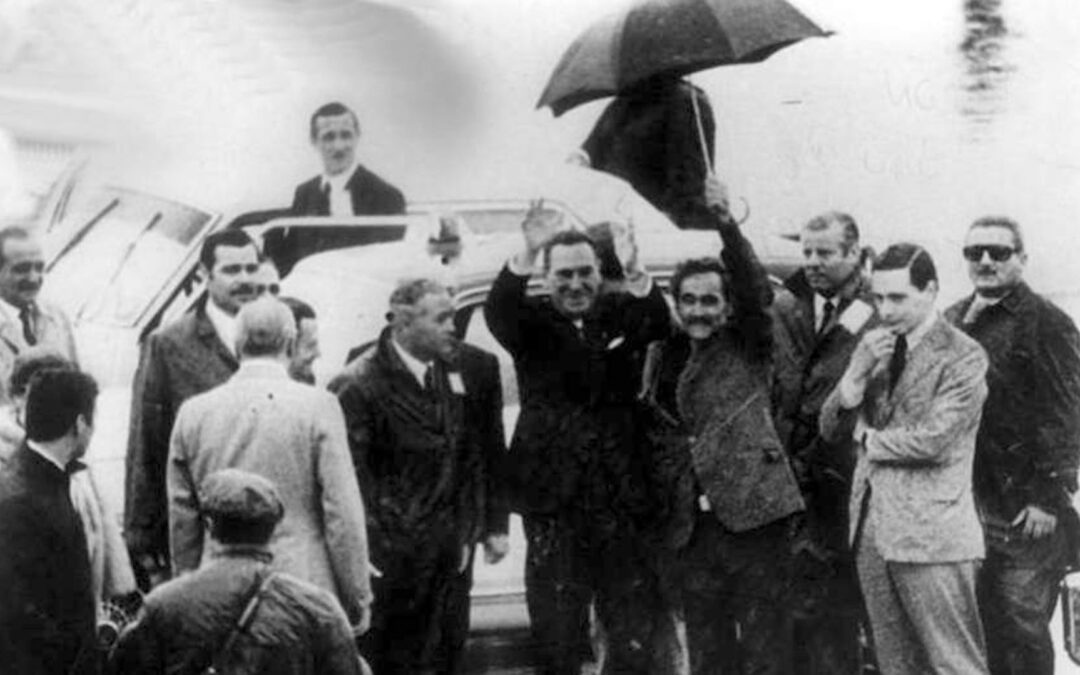 El regreso del exilio y un paraguas protector