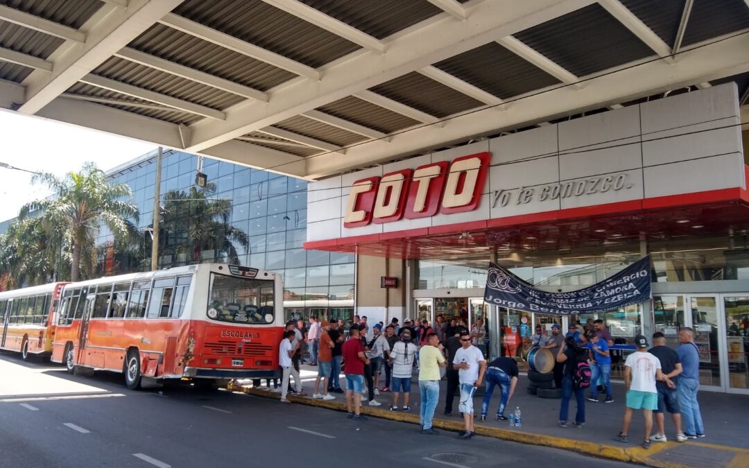 Paro por tiempo indeterminado en una sucursal de Coto por despidos injustificados
