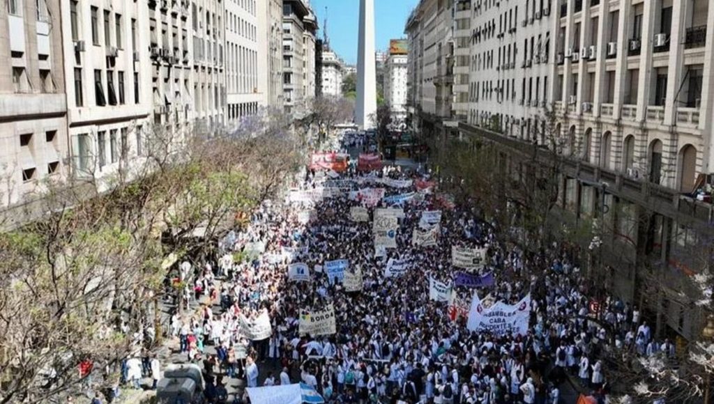 TRABAJADORES DE LA SALUD DE TODO EL PAÍS SALIERON A LA CALLE PARA DENUNCIAR «CRISIS SANITARIA»