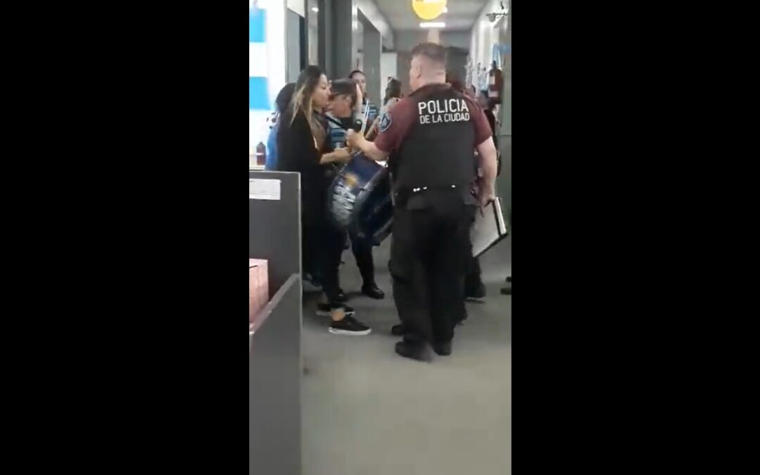 La policía porteña empujó y lastimó a empleados y delegados de la empresa Prosegur VN Global cuando reclamaban que se conserven sus empleos