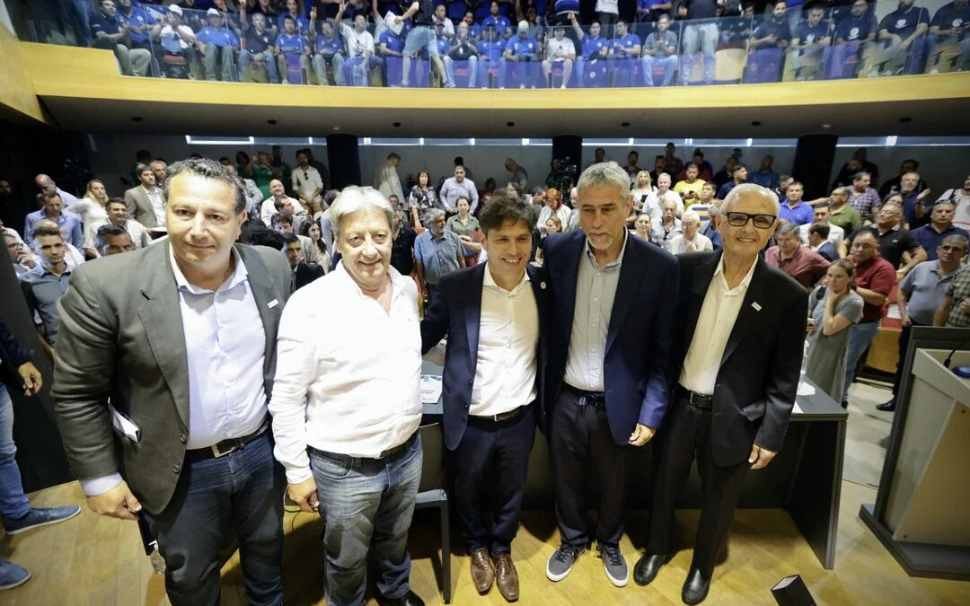 Kicillof junto a dirigentes gremiales en el Encuentro Metalúrgico Bonaerense
