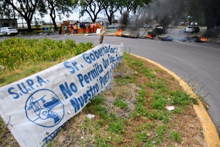Desde un auto dispararon a una protesta de portuarios, desde el Supa responsabilizan a Vicentín y piden que se les quite la concesión del puerto de Rosario