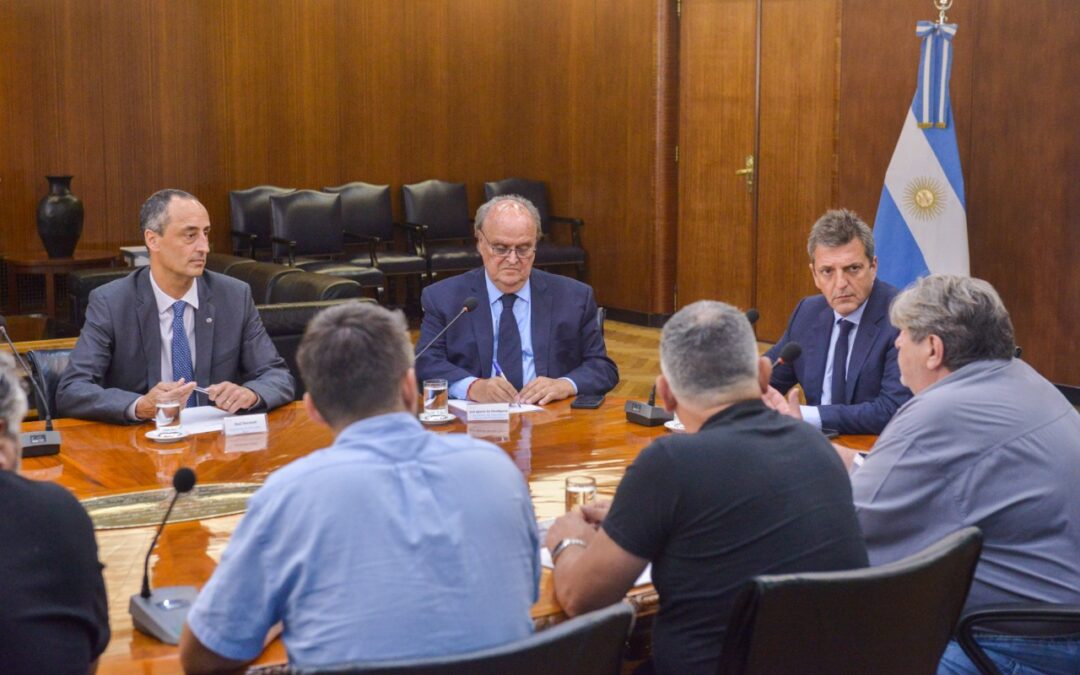 Con presencia del SMATA, Mercedes Benz le anunció a Massa una inversión para construir centro logístico de autopartes en Zárate