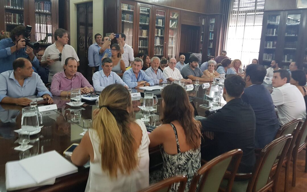 Estatales y docentes bonaerenses cerraron la paritaria y se espera el anuncio oficial