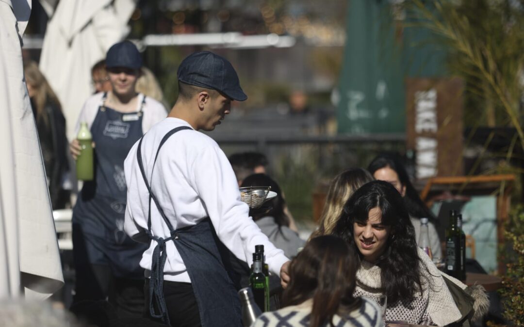 Restaurantes y hotelería, entre los sectores con mejores expectativas de empleo en Argentina