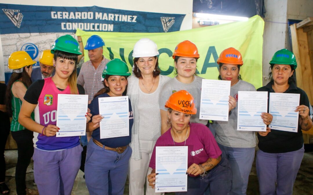 La ministra «Kelly» Olmos entregó certificados de competencias a trabajadores de la construcción en CABA