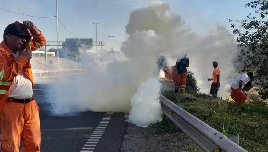 PUERTO DE ROSARIO: LA TERMINAL INTENTÓ VOLVER A OPERAR EN MEDIO DE UN BLOQUEO Y HUBO INCIDENTES
