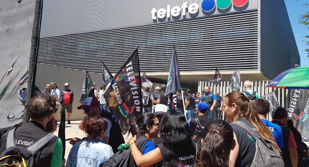 Televisión: El gobierno intervino en el conflicto y frenó los paros, pero sigue la tensión