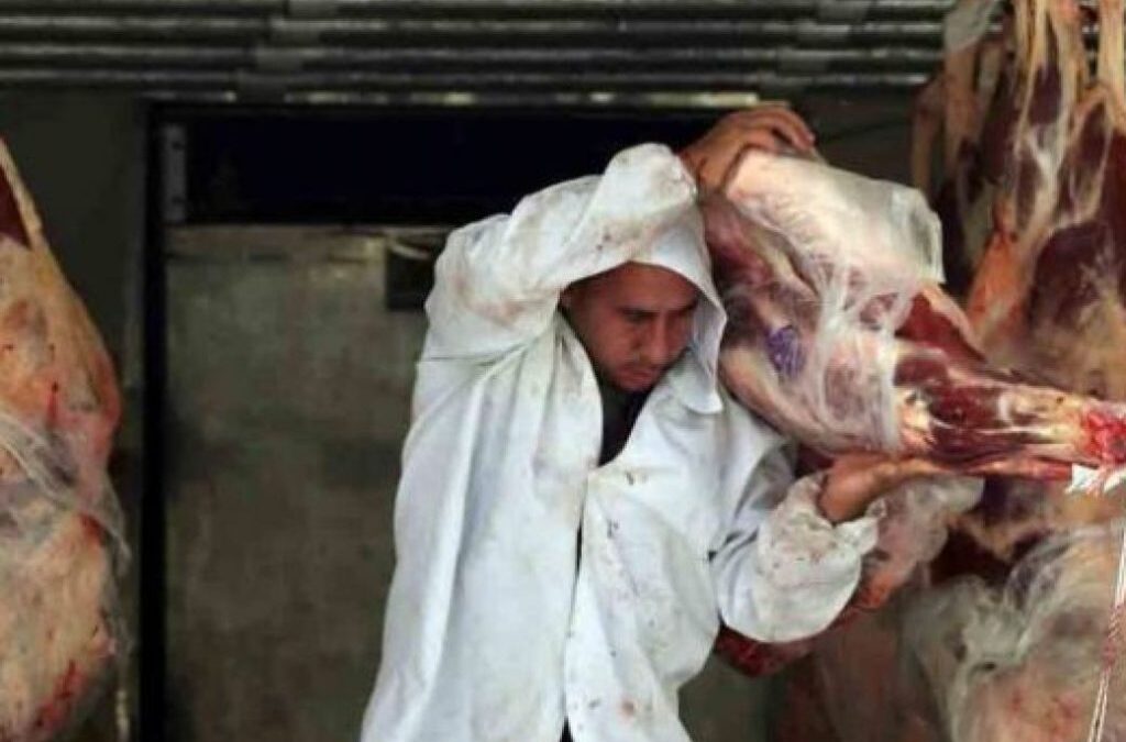 Los trabajadores de la carne le exigen a los empresarios que cumplan con la ley que impide el «hombreo» de más de 32 kilos y se declararon en Estado de Alerta