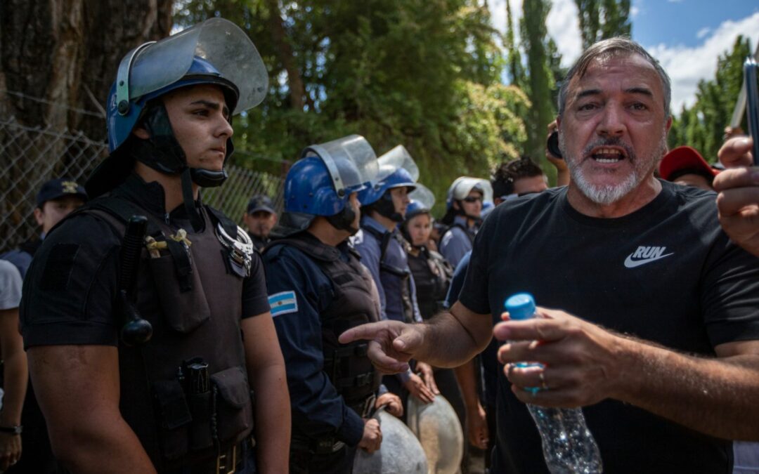 La Policía y un enrejado le impidieron a la CTA Autónoma llegar a Lago Escondido: «Los verdaderos usurpadores de la Argentina son los Lewis, los Benetton, los Zorreguieta»
