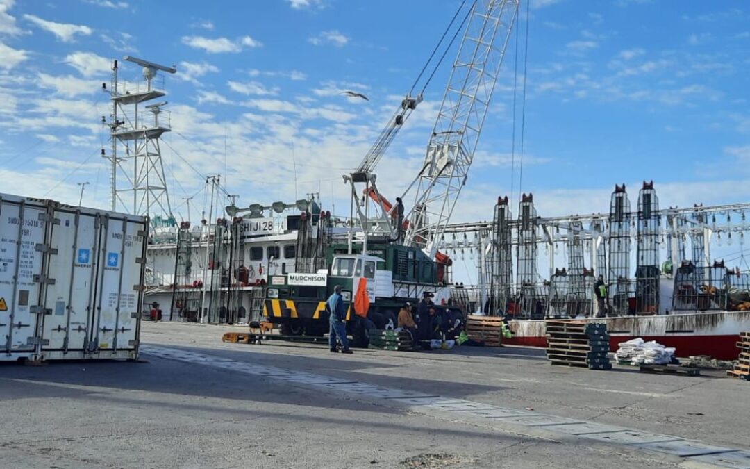 Guincheros denuncian que el impuesto a las Ganancias “destruye y confisca” el salario de los trabajadores de Puerto Deseado que llegan a cobrar hasta un peso por 4 días de jornales