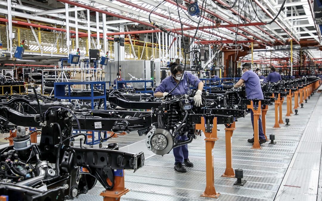 El empleo industrial crece hace 30 meses y sin embargo todavía está lejos de recuperar los 167 mil puestos de trabajo que se destruyeron durante el macrismo en el sector