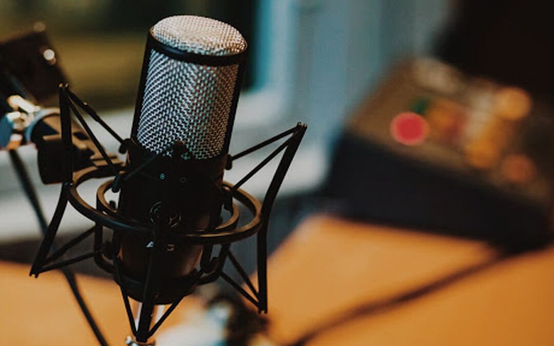 Locutores repudian la promoción de voces robotizadas que atentan contra la profesión
