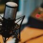 Locutores repudian la promoción de voces robotizadas que atentan contra la profesión