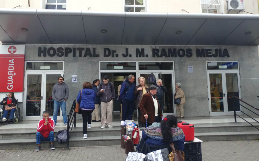 Denuncian que los familiares de los enfermos tienen que llevar ventiladores a las salas por la falta de refrigeración en el Hospital Ramos Mejía
