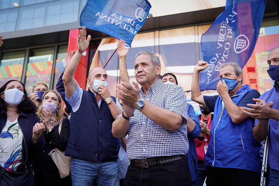 Palazzo paraliza la atención en todos los bancos del país y pone el eje de la paritaria en Ganancias: «Que el sector empresario se haga cargo de parte del Impuesto a las Ganancias que pagan los trabajadores»