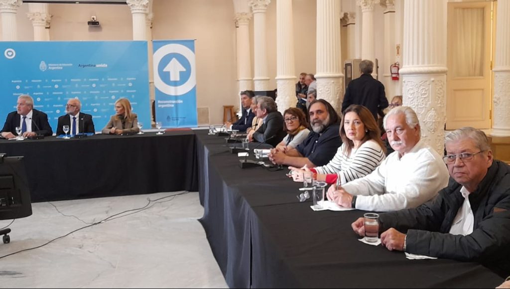 ALBERTO FERNÁNDEZ CELEBRÓ LA FIRMA DE LA PARITARIA NACIONAL DOCENTE «TANTOS DÍAS ANTES» DEL COMIENZO DE CLASES