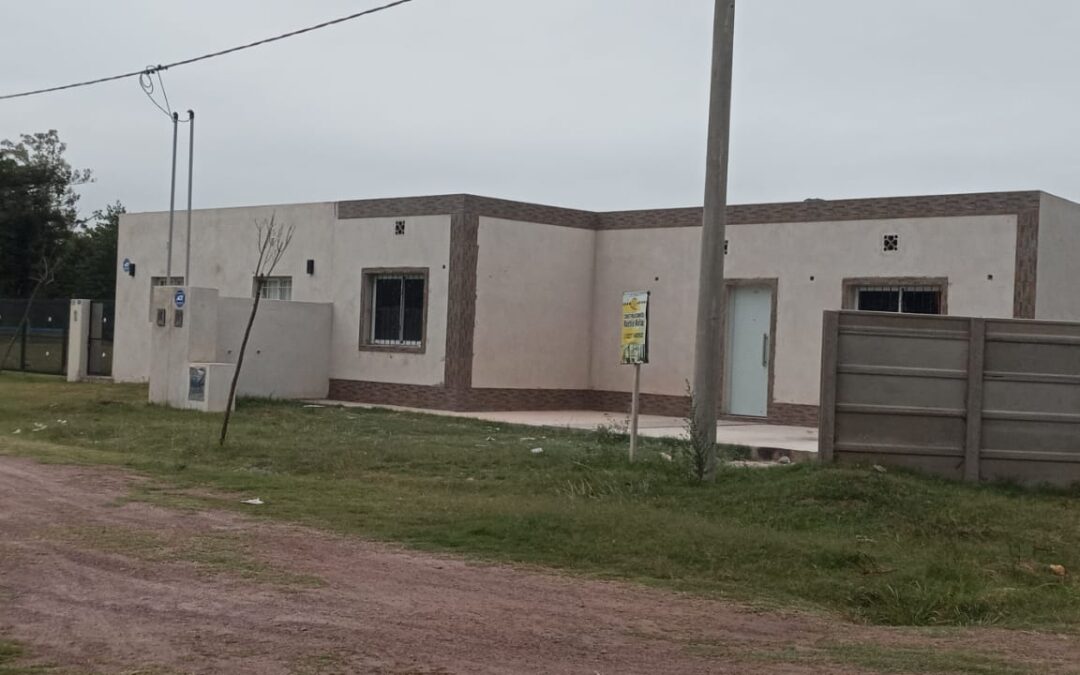Trabajadores avanzan con la construcción de sus viviendas en el barrio de Pasteleros en Lobos