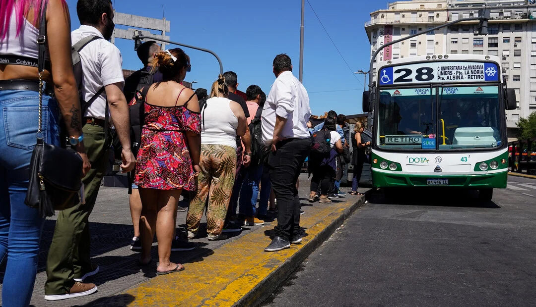 Un paro de colectivos afecta a más de 50 líneas del Grupo Dota: reclaman por una deuda salarial