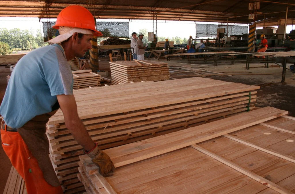 Nuevo aumento para madereros que cerrarán la paritaria anual en un 104%
