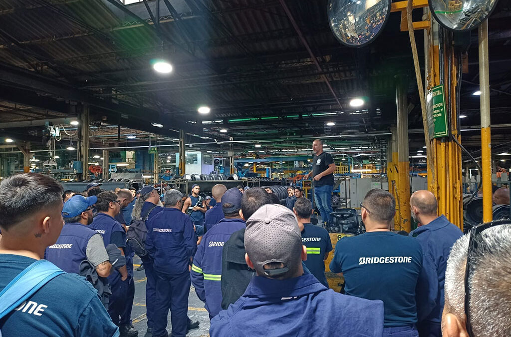 Conflicto en aumento: Bridgestone ratificó los despidos y el SUTNA parará la planta con una movilización