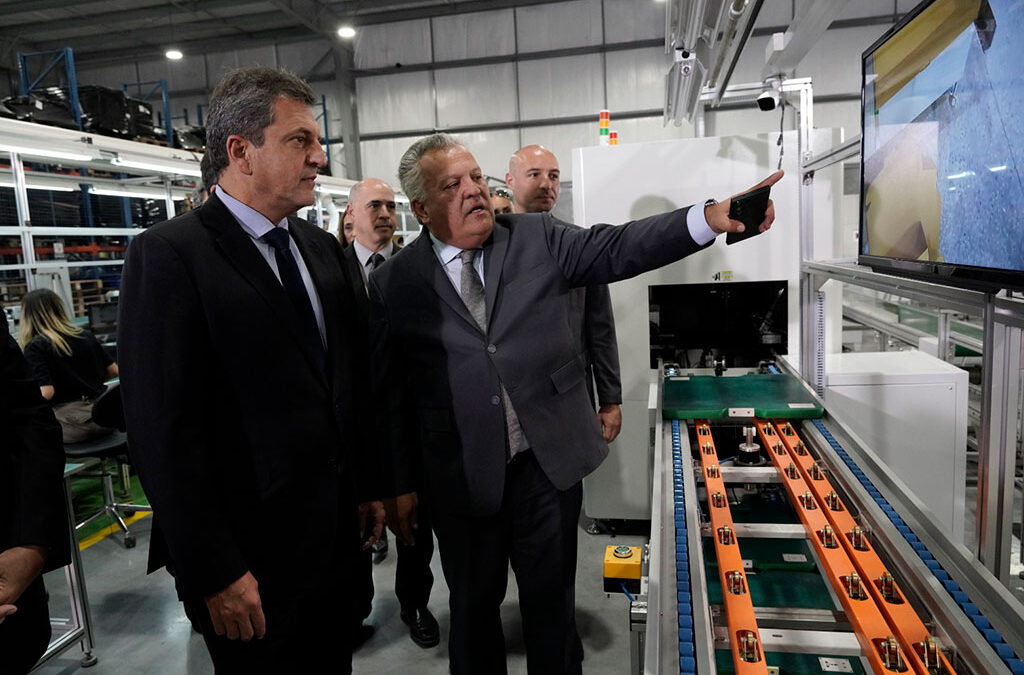 Estrenaron una nueva fábrica de computadoras y los gremios destacan el paso hacia la “soberanía tecnológica”