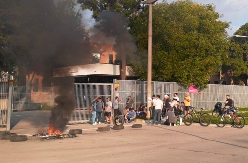 Trabajadores químicos de una planta en San Lorenzo pararon por un despido arbitrario