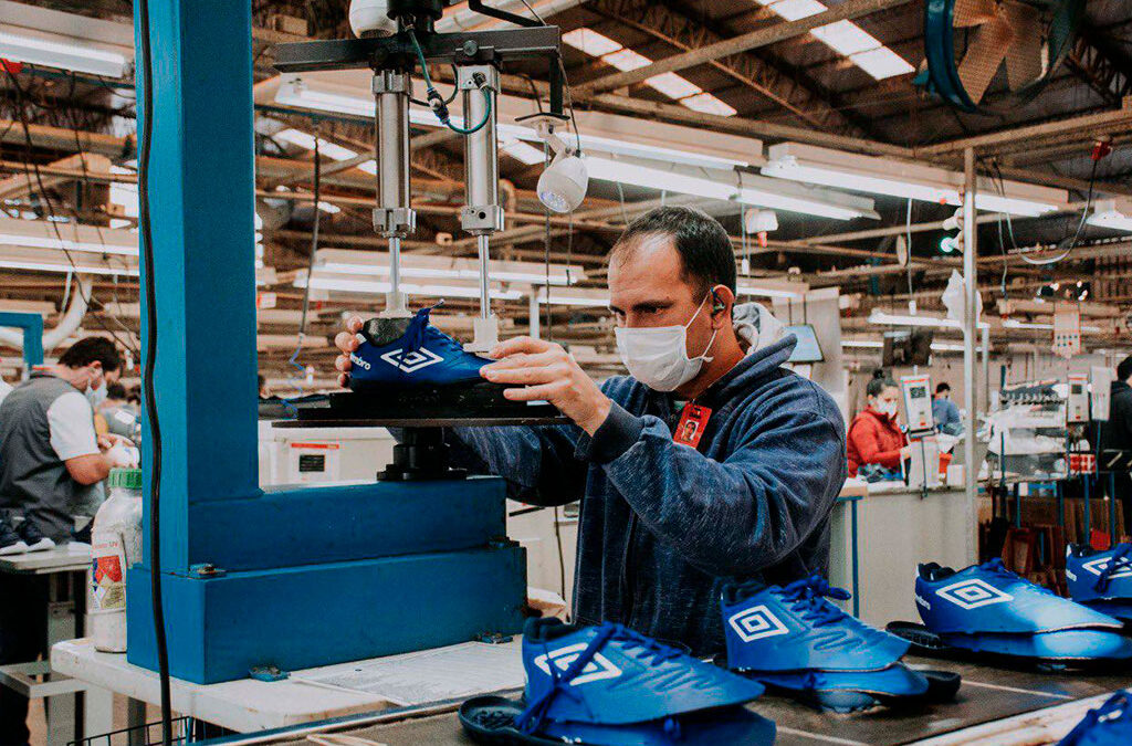 La empresa acordó con el gremio la reducción de la semana laboral por la falta de insumos importados.